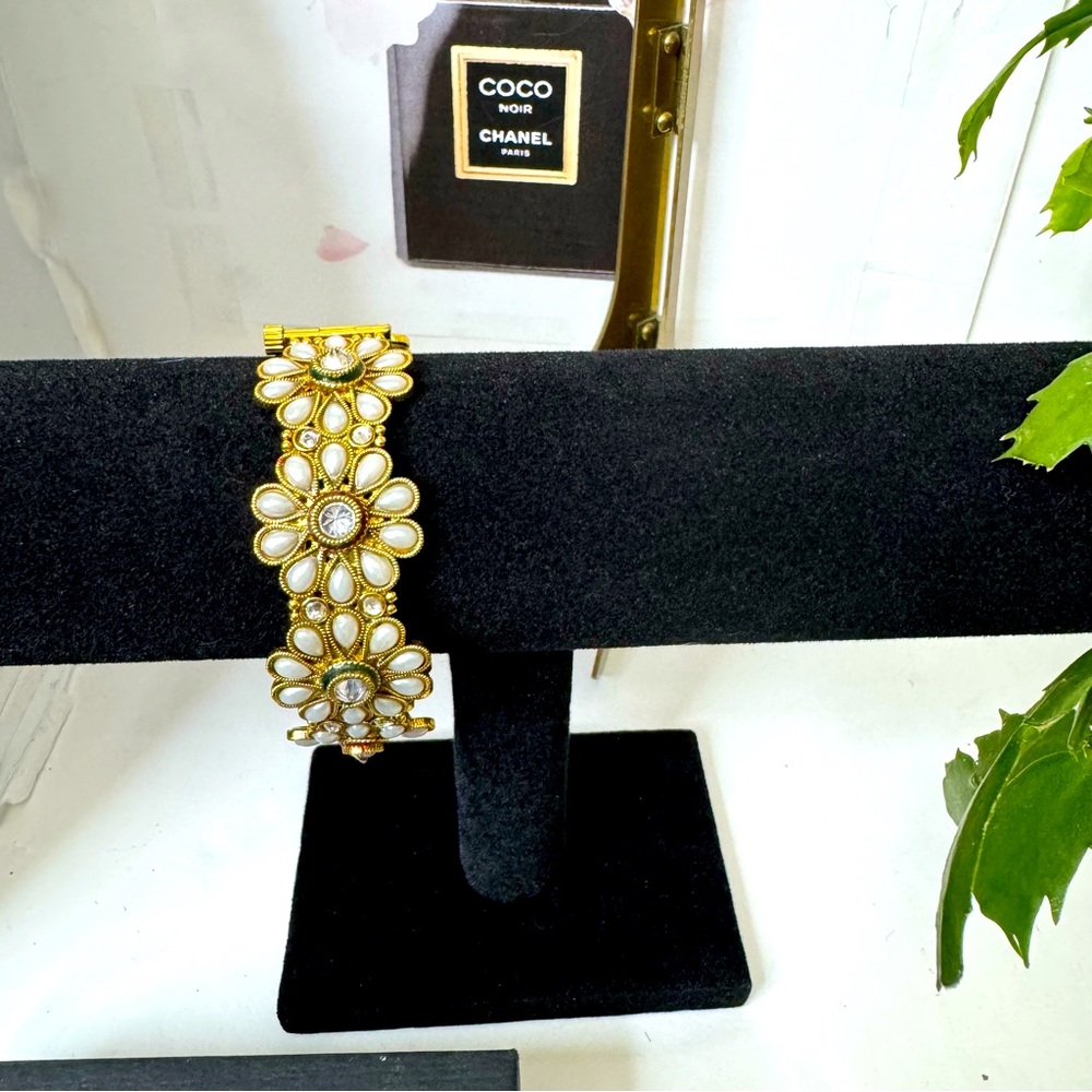 Antique look Bangle bracelet in white pearl teardrops on 24k gold plated